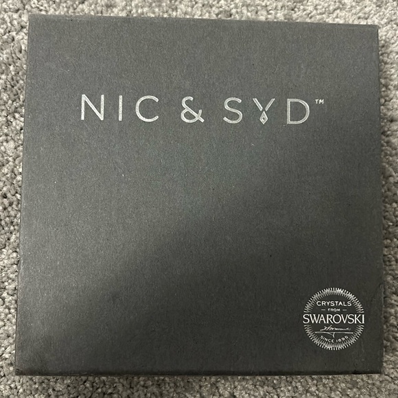 Jewelry Set - Picture 2 of 3